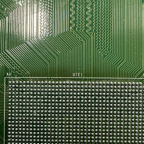 Nosso serviço de reballing analisa sua placa, identifica os chips problemáticos e os retira para limpeza